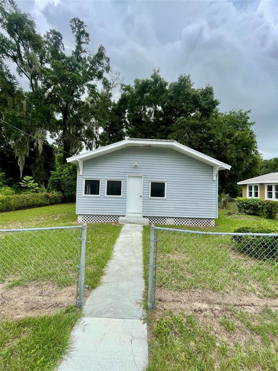 view of front of home with a front yard