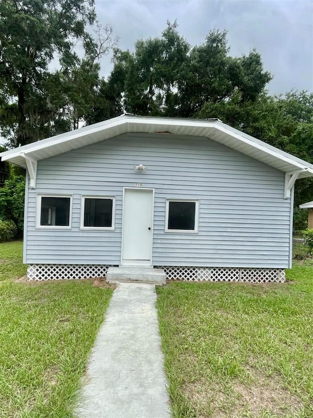 view of front of house featuring a front lawn