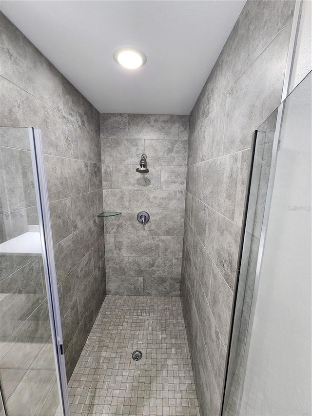 bathroom featuring a tile shower