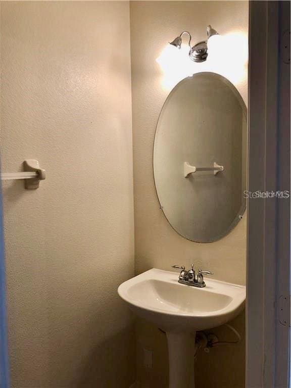 bathroom featuring sink