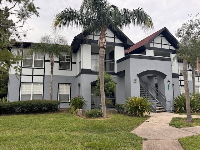 view of front of house featuring a front lawn