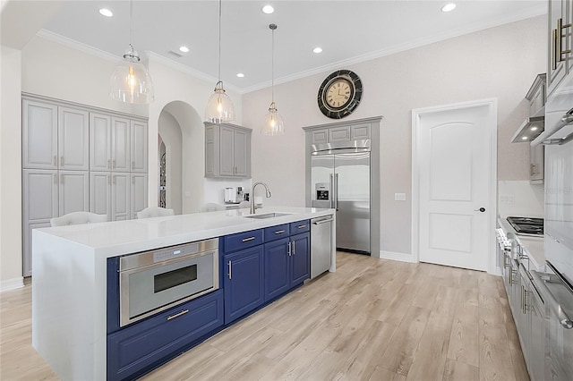 kitchen with an island with sink, stainless steel appliances, and light hardwood / wood-style floors