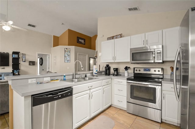 kitchen featuring ceiling fan, appliances with stainless steel finishes, sink, and kitchen peninsula