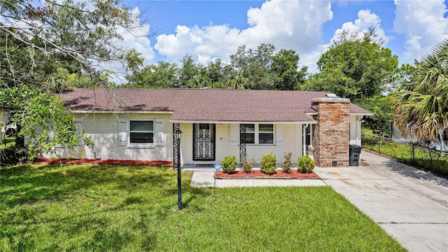 single story home featuring a front lawn