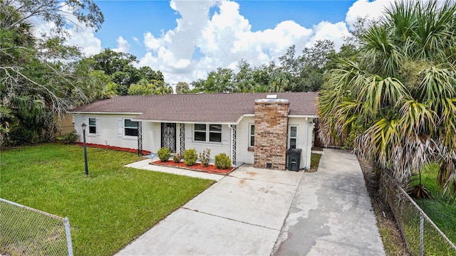 ranch-style home featuring a front lawn