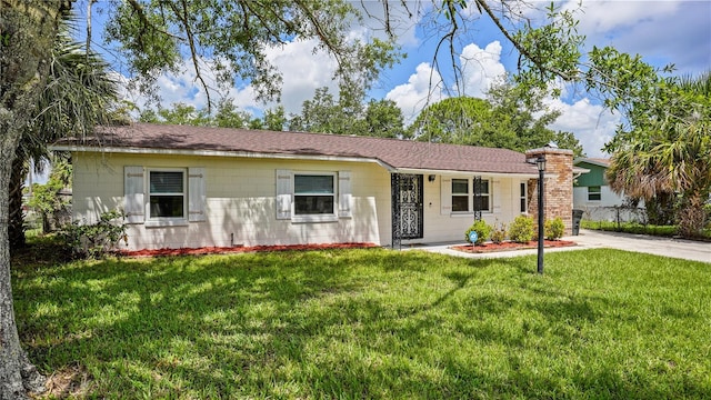 ranch-style home featuring a front lawn