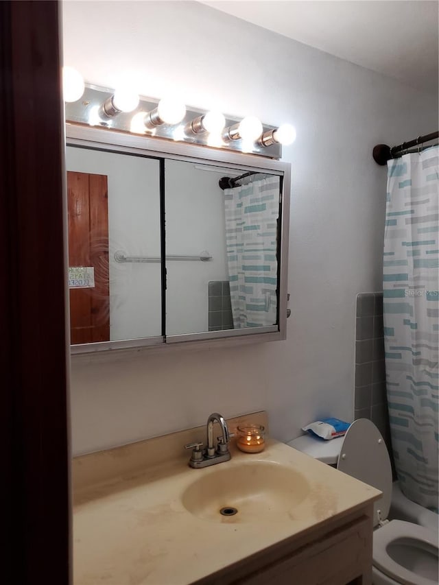 bathroom with a shower with curtain, vanity, and toilet