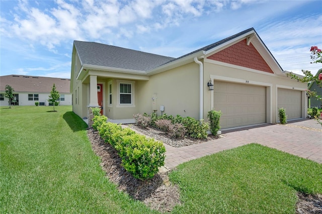 view of front of house featuring a garage and a front yard