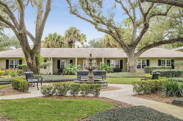 ranch-style home featuring a front lawn