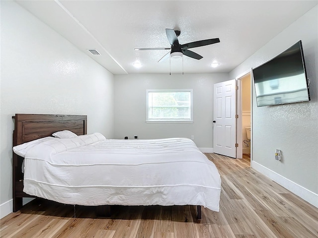 bedroom featuring a textured ceiling, light hardwood / wood-style floors, and ceiling fan