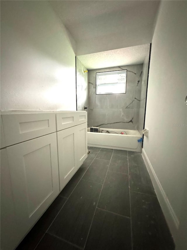 bathroom featuring tiled shower / bath