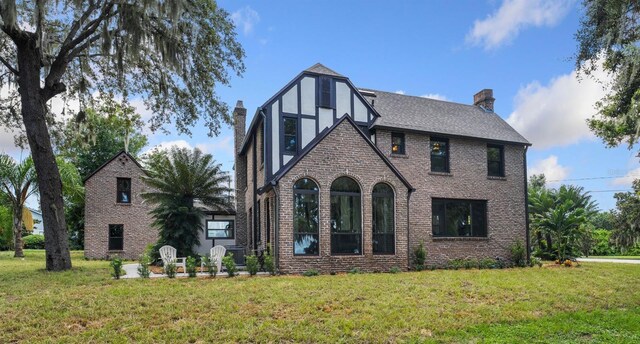 view of front of property featuring a front yard