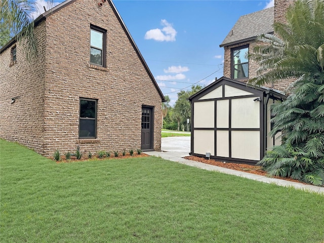 view of yard featuring an outbuilding