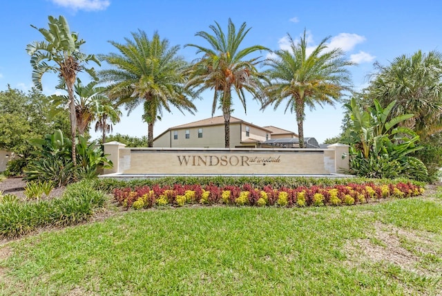 community / neighborhood sign featuring a yard