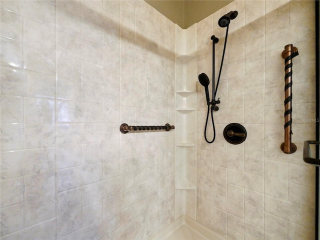 bathroom featuring a tile shower