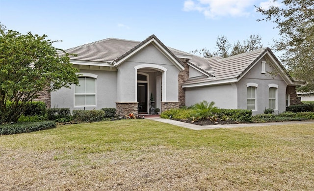 view of front of property featuring a front lawn