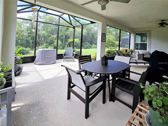 sunroom with ceiling fan