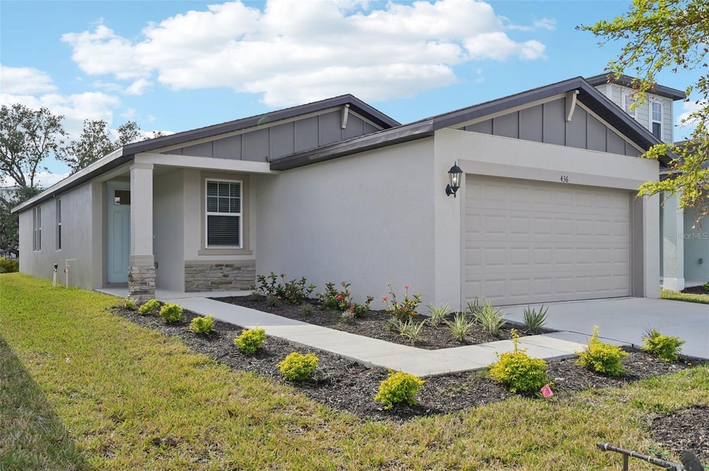 view of front facade featuring a front lawn and a garage