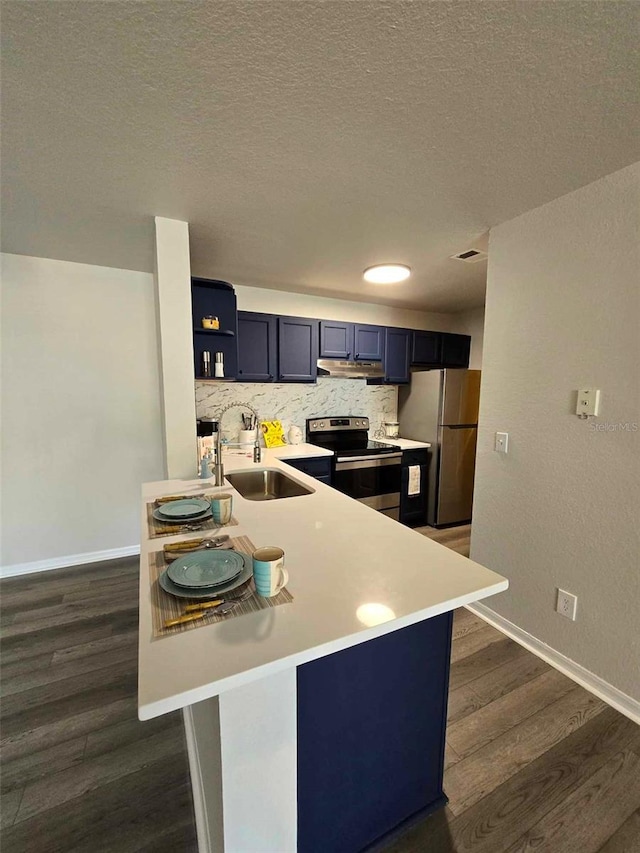 kitchen with sink, a kitchen bar, kitchen peninsula, and stainless steel appliances