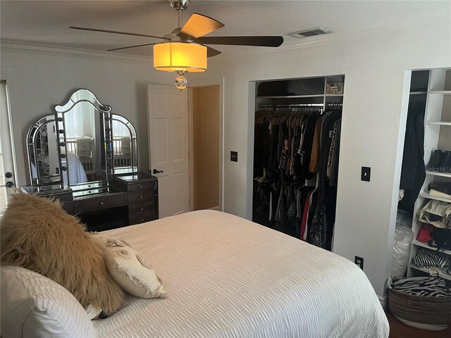 bedroom featuring crown molding, a closet, and ceiling fan