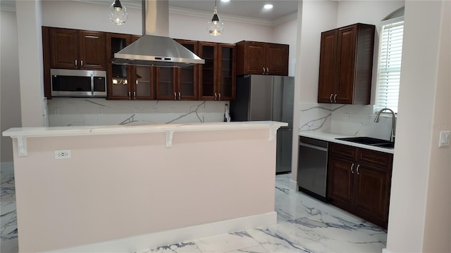 kitchen with sink, hanging light fixtures, appliances with stainless steel finishes, kitchen peninsula, and island exhaust hood