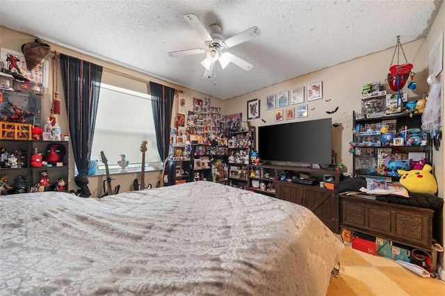 bedroom featuring ceiling fan and a textured ceiling