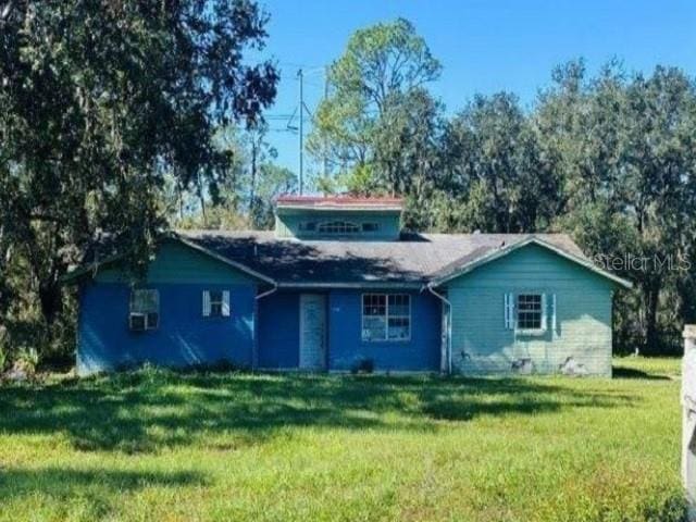 view of front of home featuring a front lawn