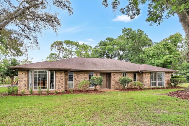 single story home with a front lawn