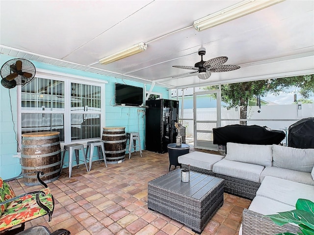 sunroom with ceiling fan