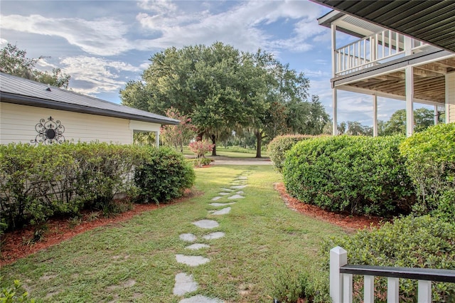 view of yard featuring a balcony