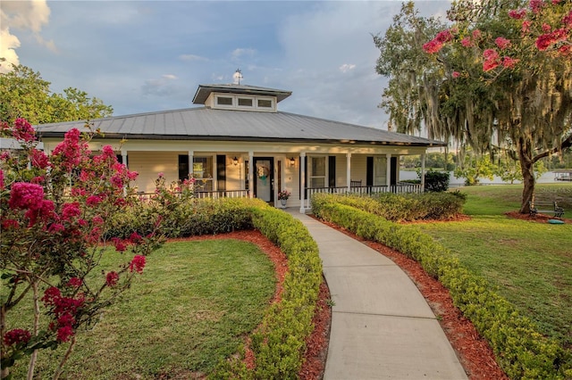 view of front facade with a front lawn and covered porch