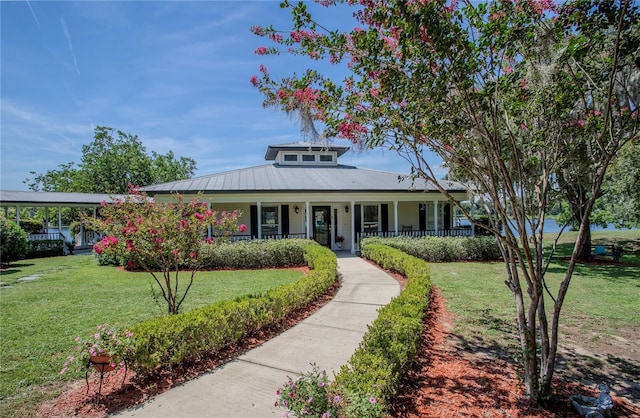 view of front of house with covered porch and a front lawn