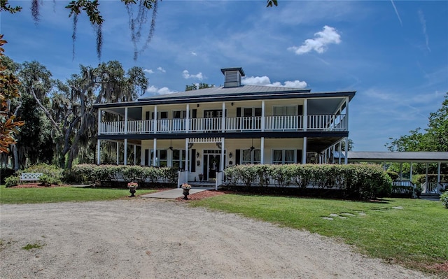 view of front of house with covered porch and a front lawn