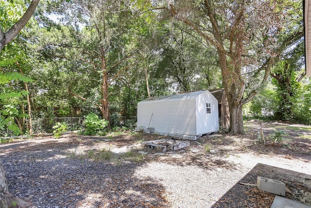 view of yard featuring a shed