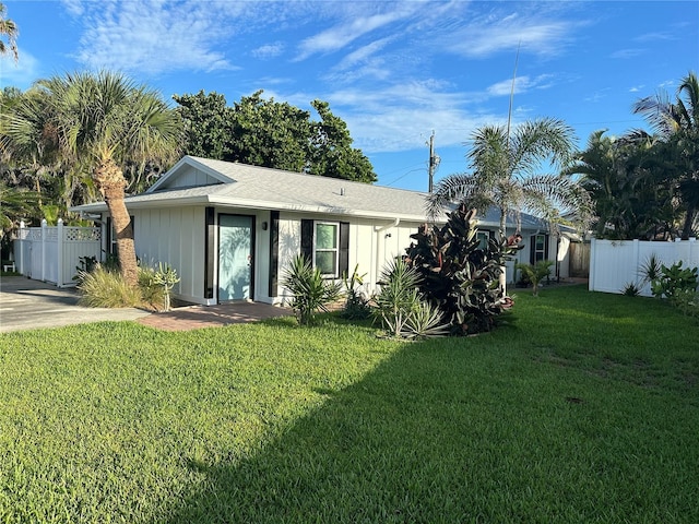 view of front facade with a front lawn