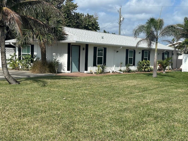 view of front facade featuring a front lawn