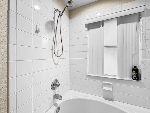 bathroom with tiled shower / bath