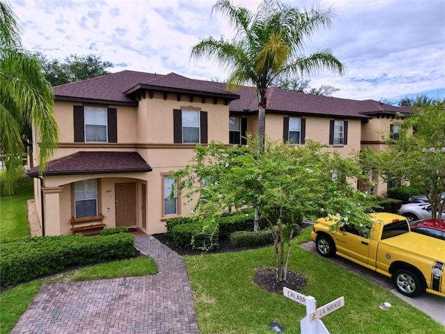 view of front of property with a front yard