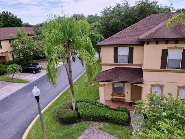 view of front of property featuring a front yard