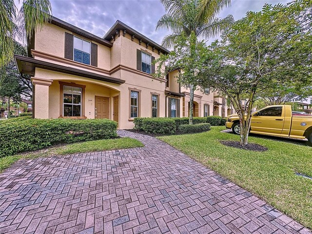 view of front of property featuring a front lawn