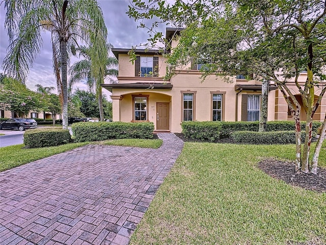 view of front of property featuring a front yard