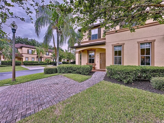 view of front facade featuring a front yard