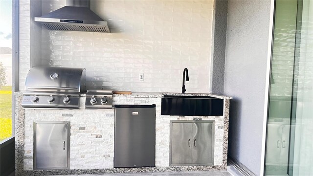 view of patio featuring sink, an outdoor kitchen, and grilling area