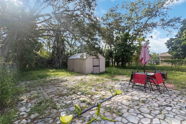 view of yard featuring a storage shed