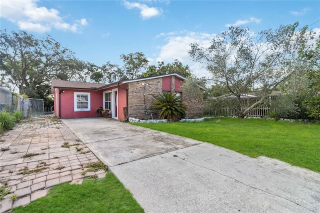 ranch-style house featuring a front lawn