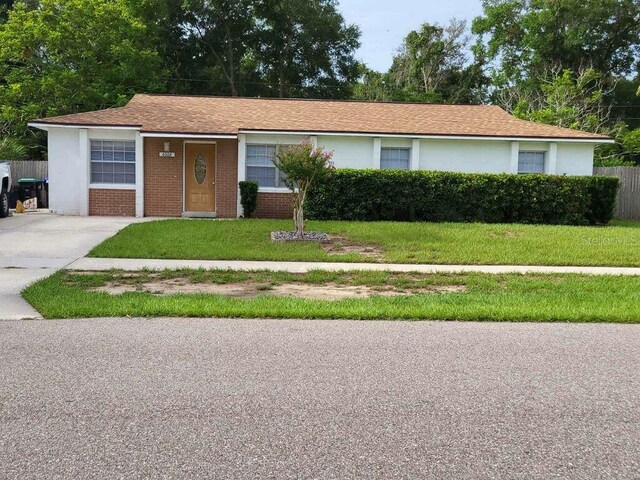 single story home featuring a front yard