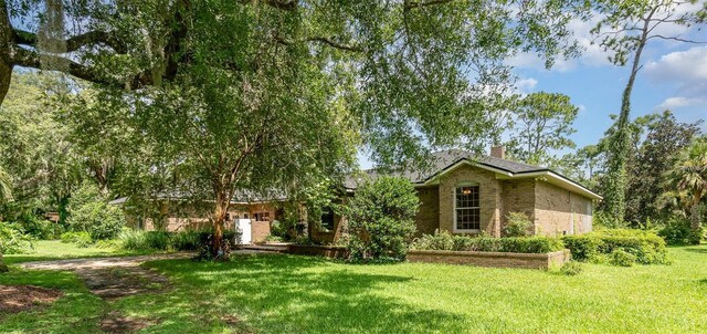 view of front of home featuring a front yard