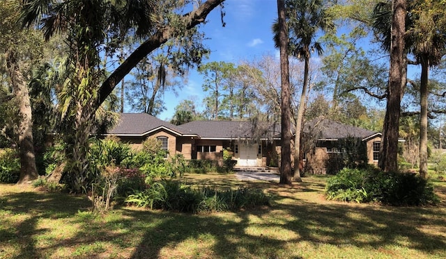 single story home featuring a front lawn