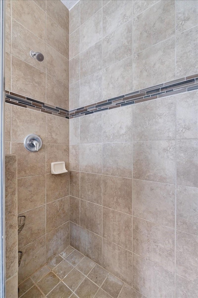 bathroom featuring tiled shower