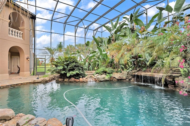 view of swimming pool featuring a lanai and pool water feature